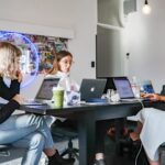 Des femmes travaillent dans la startup q'uelles ont créés