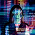 Une femme dont le visage est recouvert de projections de code numérique, représentant la technologie et les concepts futurs.
